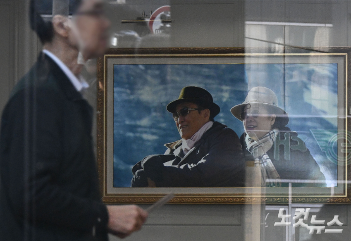 서울 용산구 세계평화통일가정연합 한국본부 로비에 한학자 통일교 총재(오른쪽)와 고 문선명 통일교 총재 사진이 걸려 있다. 류영주 기자