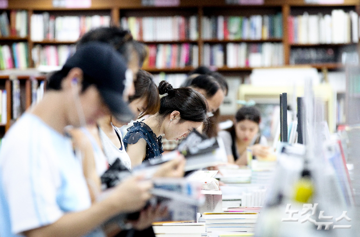 이 책, 사람이 쓴 걸까?…AI가 흔든 출판과 창작의 경계[연말정산]