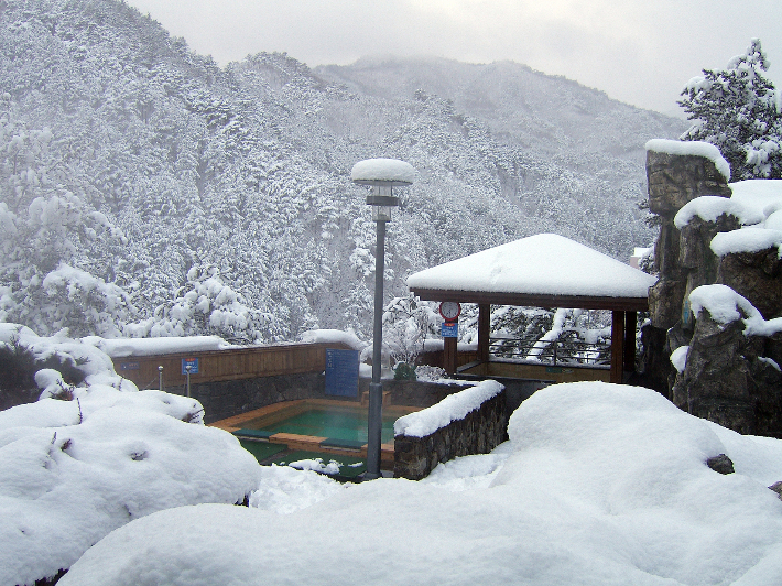 눈 덮인 덕구온천 노천탕. 울진군 제공