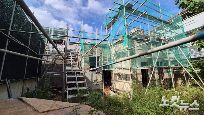 지난 9월 대구 북구 대현동 이슬람사원 공사 현장 내부에 2년 간 웃자란 풀들이 녹슨 구조물을 덮고 있다. 곽재화 기자