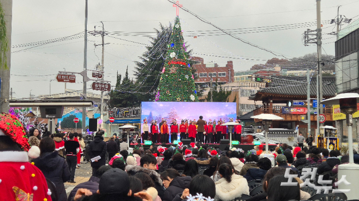 24일 오후 광주 남구 양림오거리 일원에서 크리스마스 축제가 진행되고 있다. 한아름 기자