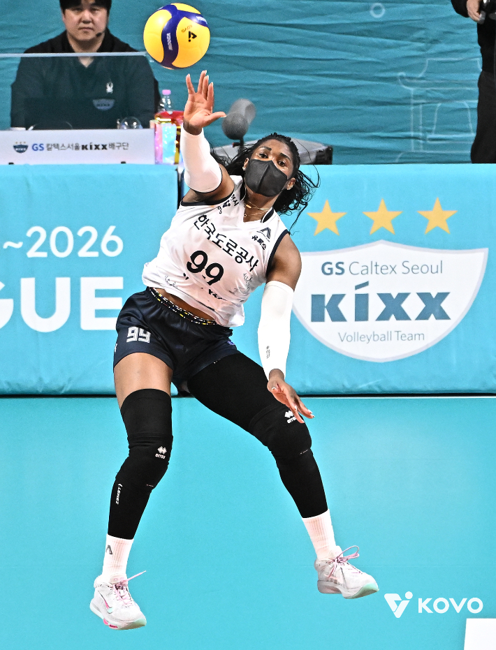 도로공사 모마가 23일 GS칼텍스와 원정에서 마스크를 쓴 채 서브를 날리는 모습. KOVO 