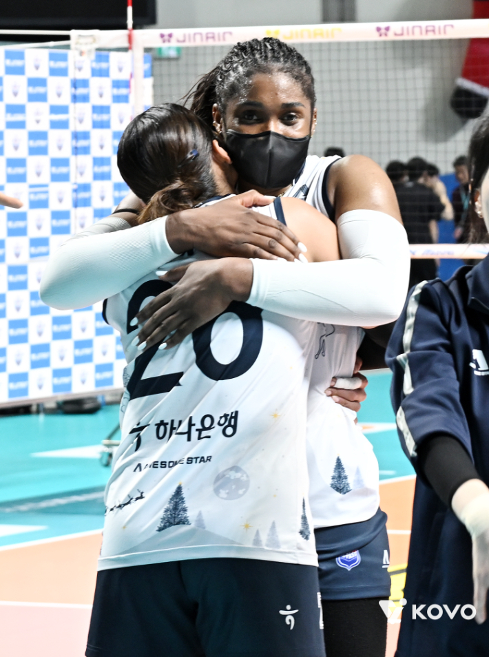 모마가 승리를 이끈 뒤 타나차를 껴안고 기뻐하는 모습. KOVO 