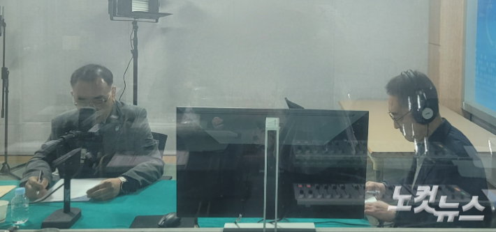 왼쪽부터 이재덕 충청북도 도로과장, 김종현 앵커. 충북CBS