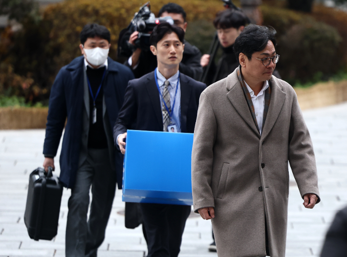 검찰의 '관봉권 띠지 폐기 의혹'을 수사하는 안권섭 상설 특별검사팀이 19일 수색·검증영장을 집행하기 위해 서울 중구 남대문로3가 한국은행 발권국으로 향하고 있다. 연합뉴스