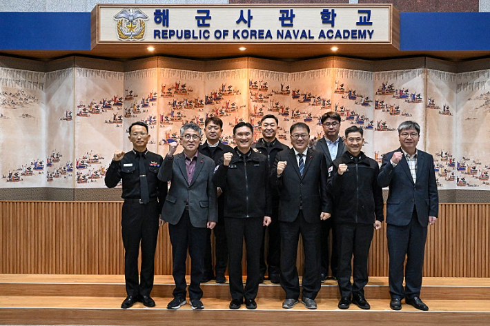 해군사관학교 방문. 창원시 제공 