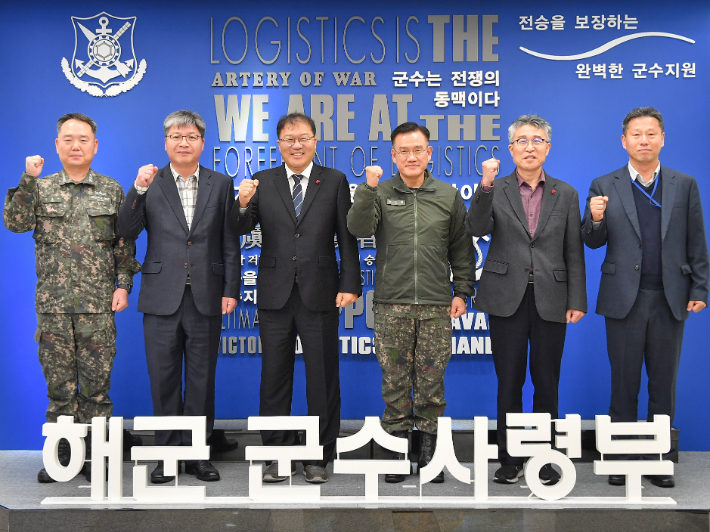 해군군수사령부 방문한 장금용 창원시장(사진 왼쪽 3번째). 창원시 제공 