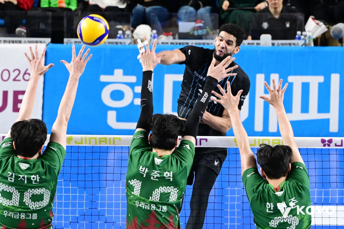 현대캐피탈 레오가 24일 천안 유관순체육관에서 열린 프로배구 남자부 우리카드와 홈 경기에서 공격을 시도하고 있다. 한국배구연맹