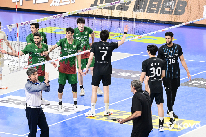 우리카드 알리(22번)와 현대캐피탈 레오(16번)의 신경전 모습. KOVO 