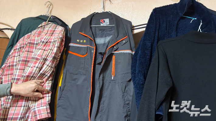 새 옷들 사이에는 박상봉씨의 작업복이 걸려있다. 박인 기자 