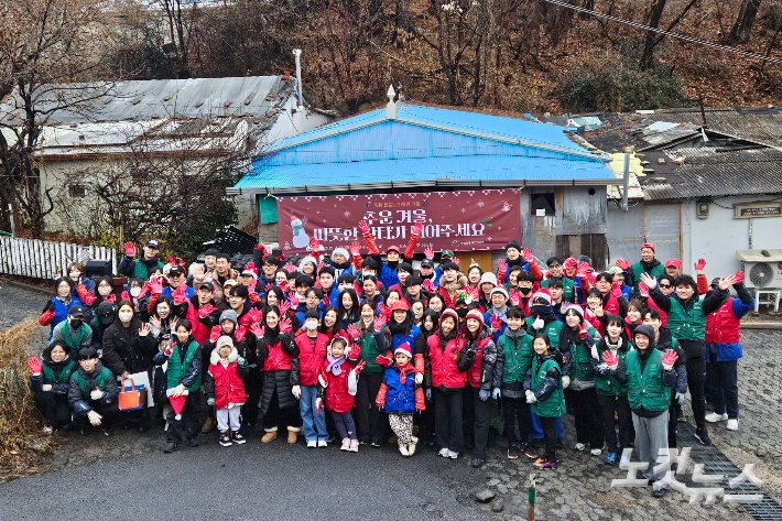 연탄은행은 "봉사자들이 땀 흘려 나를 연탄 4,000장은 난방에너지 나눔을 넘어,  꽁꽁 얼어붙은 기부 분위기를 녹이고 남은 400만 장의 기적을 만들어내겠다는 '뜨거운 의지와 도전'의 상징"이라고 강조했다.