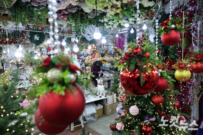 성탄절을 앞두고 시장 한 가게에 성탄절 소품이 진열돼 있다. 박종민 기자