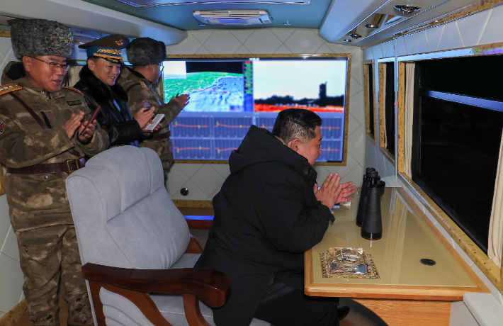 북한이 지난 24일 동해상에서 김정은 국무위원장이 참관한 가운데 신형 고공 장거리 반항공(대공) 미사일 시험 발사를 진행했다. 연합뉴스