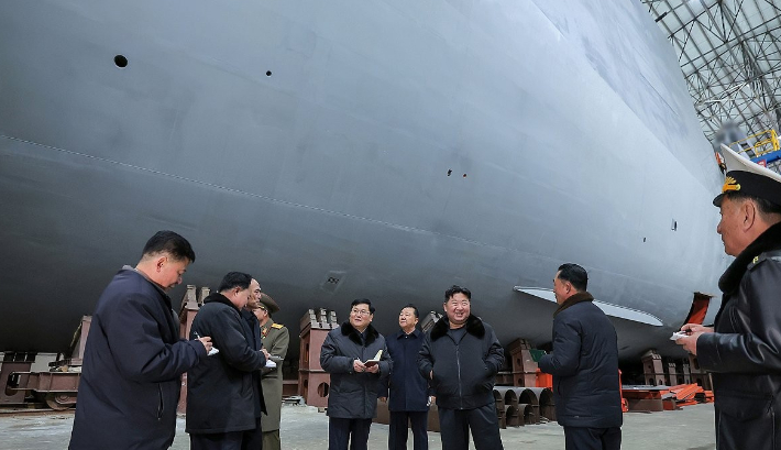 김정은 북한 국무위원장이 핵 추진 잠수함 건조 실태를 시찰했다. 연합뉴스