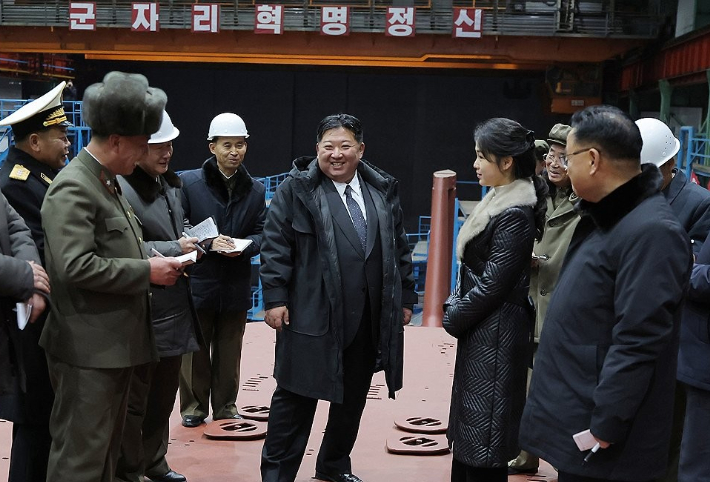 김정은 북한 국무위원장이 8700t급 '핵동력 전략유도탄 잠수함 건조사업'을 현지에서 지도했다. 연합뉴스