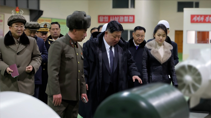 북한 김정은 국무위원장이 부인 리설주, 딸 주애와 함께 8700t급 '핵동력 전략유도탄 잠수함' 건조 사업을 현지지도하고 해군의 핵무장화를 계속 강력히 추진해 나가겠다는 의지를 밝혔다. 연합뉴스