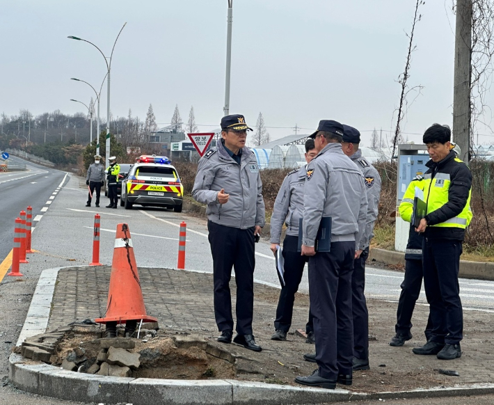 화물차와 통학버스가 충돌해 12명이 다친 김제 백산면의 사고현장을 방문한 김철문 전북경찰청장. 전북경찰청 제공