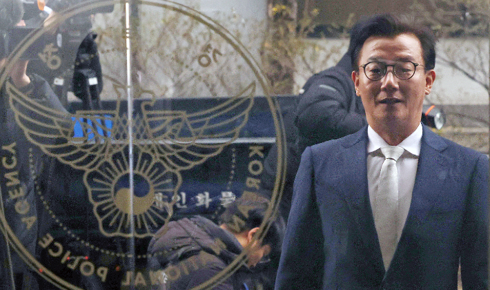 통일교 금품 수수 의혹을 받는 전재수 전 해양수산부 장관이 19일 오전 서울 서대문구 경찰청 국가수사본부에 피의자 조사를 받기 위해 출석하고 있다. 류영주 기자