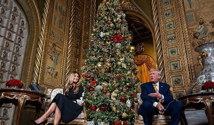 도널드 트럼프(오른쪽) 미국 대통령과 그의 부인인 멜라니아 트럼프(왼쪽)가 북미항공우주사령부(NORAD)가 운영하는 'NORAD 산타 추적 핫라인'에 연결돼 어린이들과 통화하고 있다. 연합뉴스