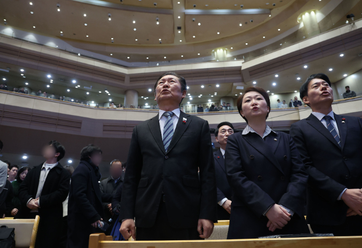 더불어민주당 정청래 대표가 25일 경기도 용인시 수지구 새에덴교회에서 열린 성탄예배에 참석해 있다. 연합뉴스