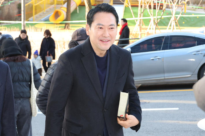 국민의힘 장동혁 대표가 25일 성탄 예배를 보기 위해 서울 서초구 사랑의교회로 들어가고 있다. 연합뉴스