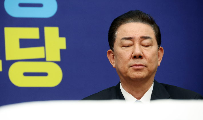 더불어민주당 김병기 원내대표가 24일 국회에서 열린 최고위원회의에서 최고위원들의 발언을 들으며 생각에 잠겨 있다. 연합뉴스