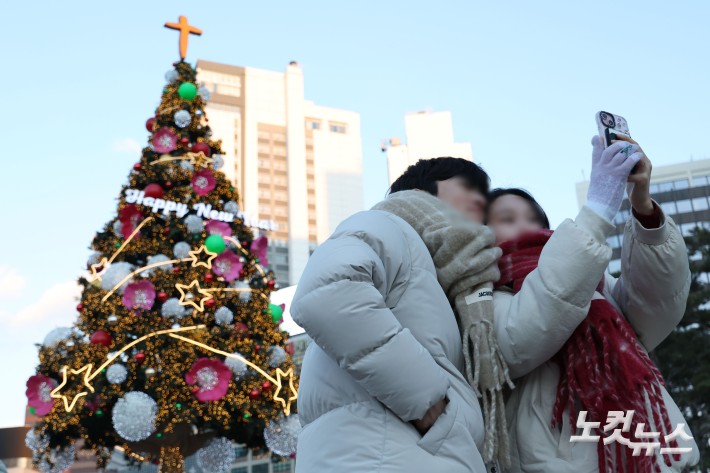 크리스마스인 25일 서울 중구 서울광장을 찾은 시민들이 즐거운 시간을 보내고 있다.