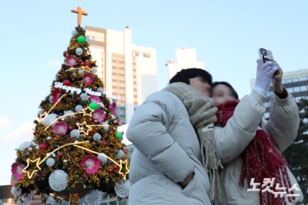 크리스마스인 25일 서울 중구 서울광장을 찾은 시민들이 즐거운 시간을 보내고 있다.