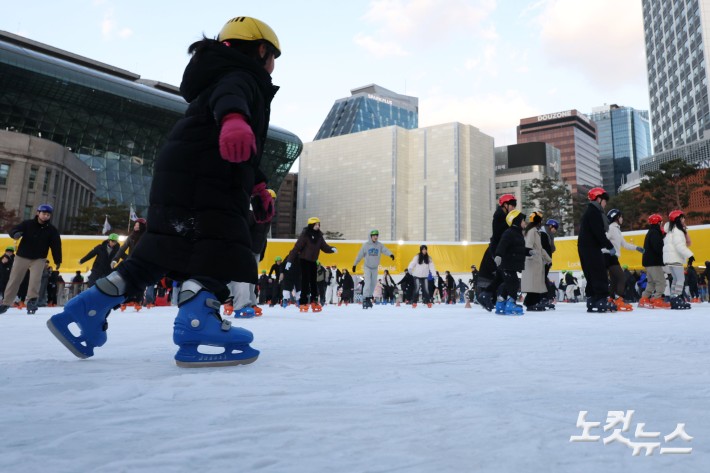 크리스마스인 25일 서울 중구 서울광장 스케이트장을 찾은 시민들이 즐거운 시간을 보내고 있다.