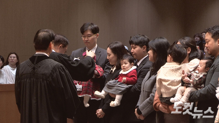 25일 서울 종로구 새문안교회 성탄감사예배에서 유아세례식이 진행되고 있다. 최현 영상기자