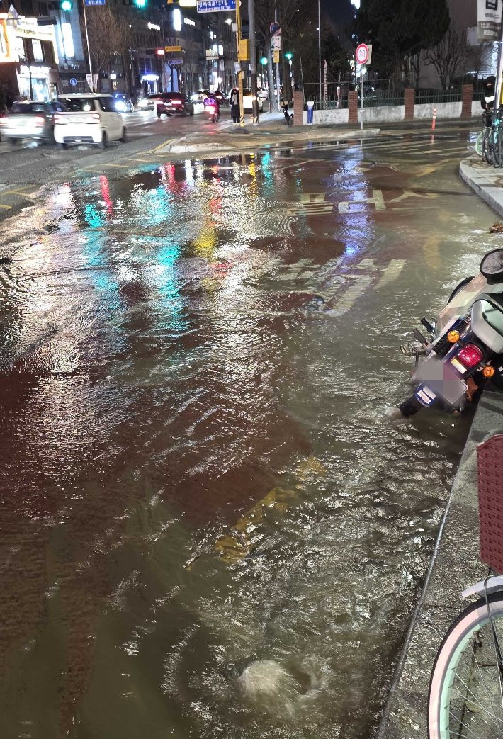 25일 오후 7시 46분께 서울 강동구 지하철 5호선 굽은다리역 인근 도로의 상수도관이 파열돼 도로가 침수됐다. 강동구 등은 현재 복구 작업을 벌이고 있으며, 빗물받이를 열어 도로에 고인 물을 빼는 중이다. 연합뉴스