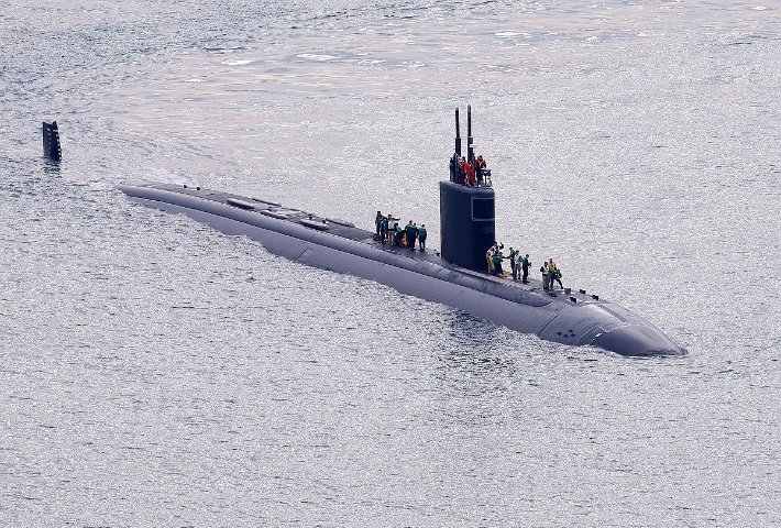 23일 부산 해군작전기지에 미 해군 핵 추진 잠수함(SSN) 그린빌함이 입항하고 있다. 연합뉴스