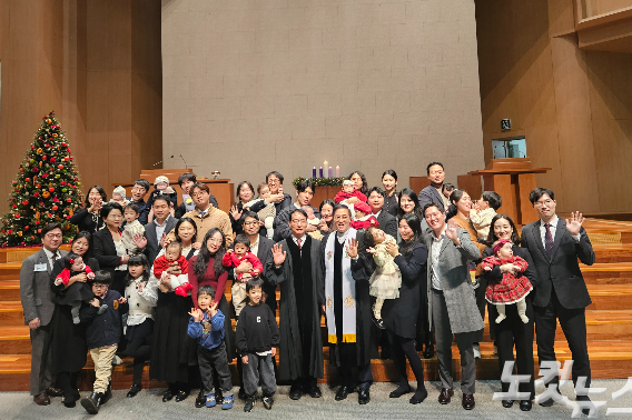 새문안교회는 성탄절예배에서 진행된 유아 세례식에선 14명의 어린이들이 유아세례를 받았다.  