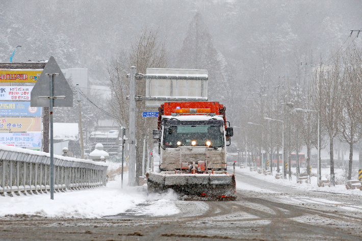 눈을 치우는 제설차. 자료사진