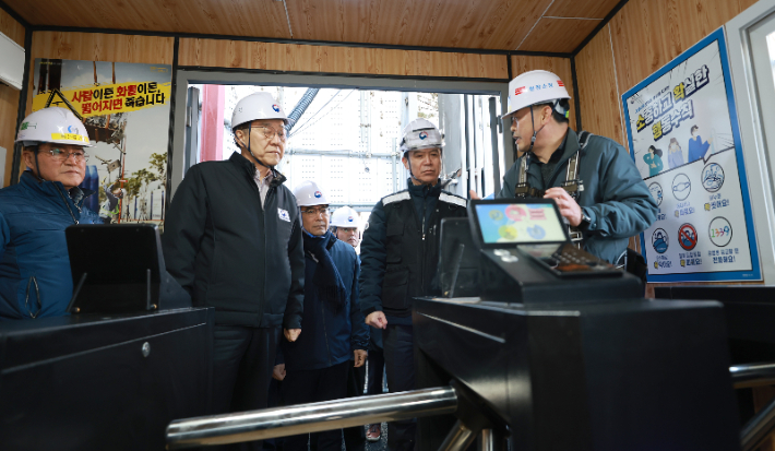 김영훈 고용노동부 장관이 24일 서울 동작구 한국토지주택공사(LH) 공공분양주택 신축 공사 현장에서 불법하도급 점검을 실시하고 있다. 고용노동부 제공