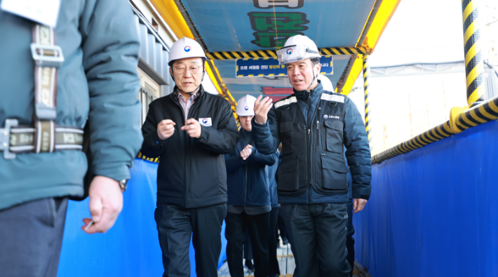 김영훈 고용노동부 장관이 24일 서울 동작구 한국토지주택공사(LH) 공공분양주택 신축 공사 현장에서 불법하도급 점검을 실시하고 있다. 고용노동부 제공