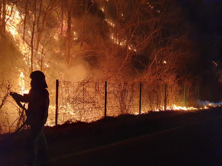 경북 5개 시군을 휩쓴 산불이 확산하는 모습. 경북소방본부 제공