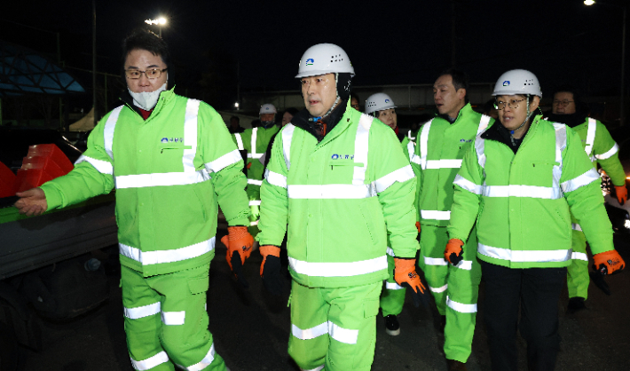 국민의힘 장동혁 대표가 26일 서울 도봉구 일대에서 생활폐기물 상차와 가로청소 봉사활동을 하고 있다. 연합뉴스