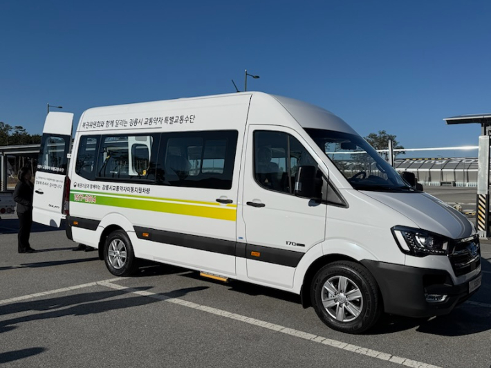 강릉시, 강원특별자치도 최초 '다인승 특별교통수단' 운행 개시. 강릉시 제공