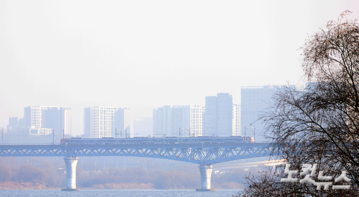 초미세먼지 농도 '나쁨' 수준을 보이는 한강공원. 황진환 기자