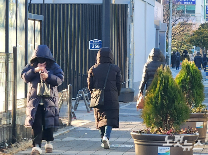 아침 최저기온이 영하 6.1도까지 떨어진 26일 부산 사상구에서 시민들이 두꺼운 외투로 중무장을 한 채 출근하고 있다. 정혜린 기자