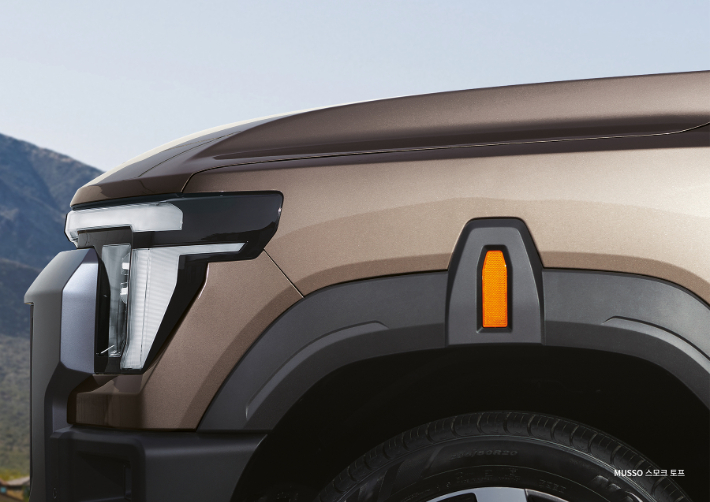 차세대 픽업 'Q300' 차명 '무쏘' 확정. 정통 오프로드 스타일 강조 외관 디자인 공개. KG모빌리티 제공