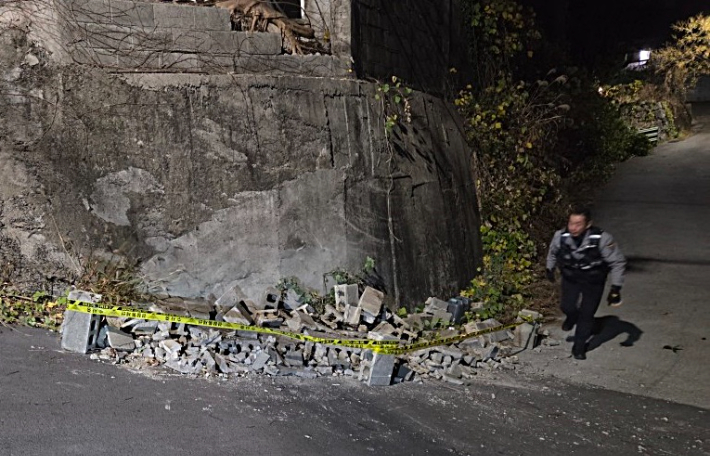 25일 오후 9시쯤 서귀포시 동홍동에서 담벼락 무너짐 신고가 접수돼 경찰과 소방당국이 안전조치를 하고 있다. 제주소방안전본부 제공