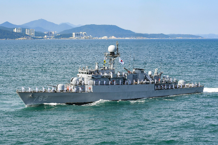 대한민국해군 관함식 해상사열에 참가한 광명함. 해군 제공