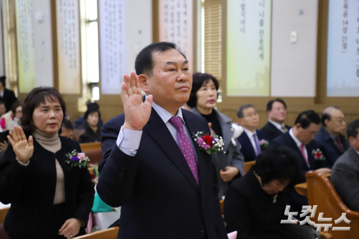 장로임직 박정철. 김일현 선교국장