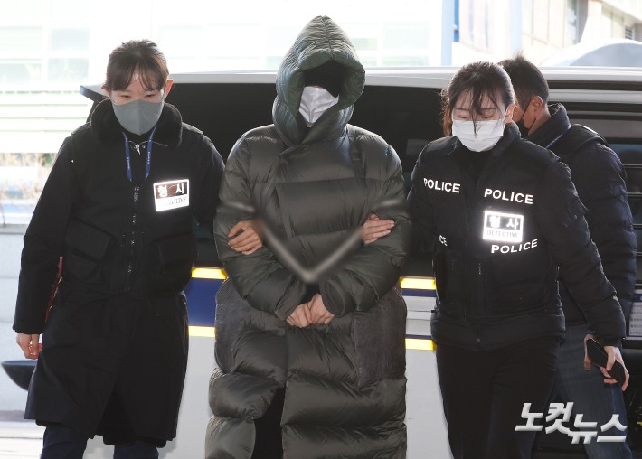 마약 혐의로 수사 선상에 오른 상태에서 해외로 도피했다 체포된 남양유업 창업주 외손녀 황하나 씨가 26일 경기도 안양시 수원지방법원 안양지원에서 열린 구속 전 피의자 심문(영장실질심사)에 출석하고 있다.