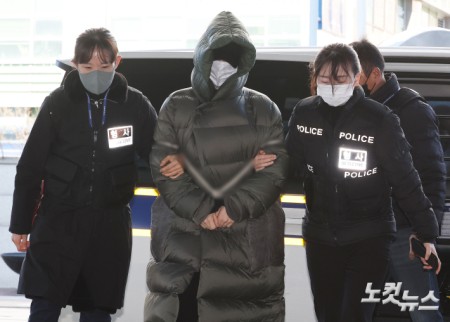 마약 혐의로 수사 선상에 오른 상태에서 해외로 도피했다 체포된 남양유업 창업주 외손녀 황하나 씨가 26일 경기도 안양시 수원지방법원 안양지원에서 열린 구속 전 피의자 심문(영장실질심사)에 출석하고 있다.