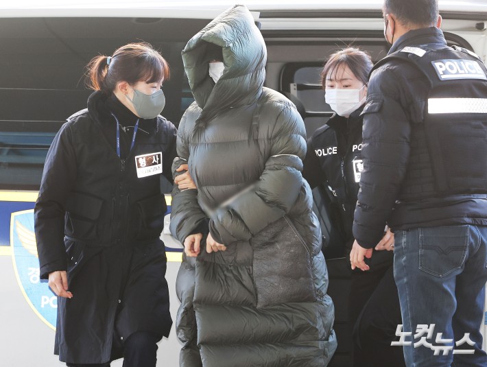 마약 혐의로 수사 선상에 오른 상태에서 해외로 도피했다 체포된 남양유업 창업주 외손녀 황하나 씨가 26일 경기도 안양시 수원지방법원 안양지원에서 열린 구속 전 피의자 심문(영장실질심사)에 출석하고 있다.