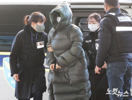 마약 혐의로 수사 선상에 오른 상태에서 해외로 도피했다 체포된 남양유업 창업주 외손녀 황하나 씨가 26일 경기도 안양시 수원지방법원 안양지원에서 열린 구속 전 피의자 심문(영장실질심사)에 출석하고 있다.