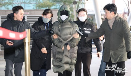 마약 혐의로 수사 선상에 오른 상태에서 해외로 도피했다 체포된 남양유업 창업주 외손녀 황하나 씨가 26일 경기도 안양시 수원지방법원 안양지원에서 열린 구속 전 피의자 심문(영장실질심사)에 출석하고 있다.